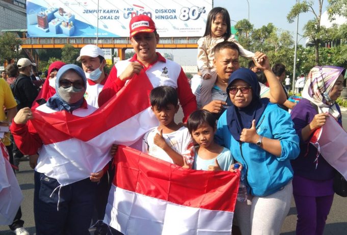 Jelang HUT RI, Tri Adhianto Plt. Wali Kota Bekasi Ikuti Gerakan Nasional Pembagian 10 Juta Bendera Merah Putih di Area CFD