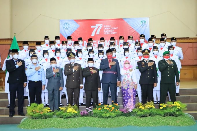 Plt Wali Kota Bekasi Tri Adhianto Mengukuhkan 40 Anggota Pasukan Pengibar Bendera (Paskibra) Merah Putih Hut RI ke 77 Tahun Tingkat Kota Bekasi.
