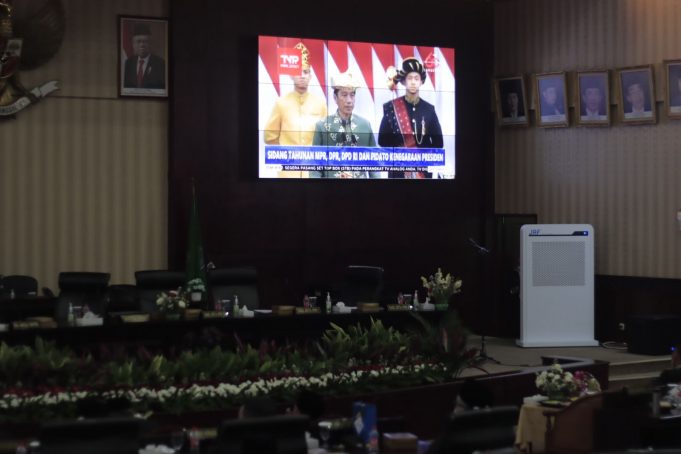 TRI ADHIANTO PLT. WALI KOTA BEKASI RAPAT PARIPURNA DPRD MENDENGARKAN PIDATO KENEGARAAN RI