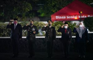 Bersama Forkopimda Tri Adhianto Plt. Wali Kota Hadiri Apel Kehormatan Malam Renungan Suci