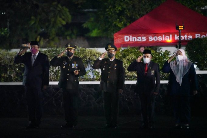 Bersama Forkopimda Tri Adhianto Plt. Wali Kota Hadiri Apel Kehormatan Malam Renungan Suci