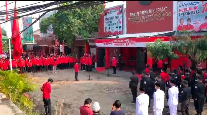 DPC PDI PERJUANGAN KOTA BEKASI GELAR UPACARA HUT RI KE 77 DI HALAMAN SEKRETARIAT DPC