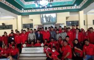 JAJARAN PENGURUS DPC PDI PERJUANGAN KOTA BEKASI BERZIARAH KE MAKAM PAHLAWAN NASIONAL KH.NUR ALI