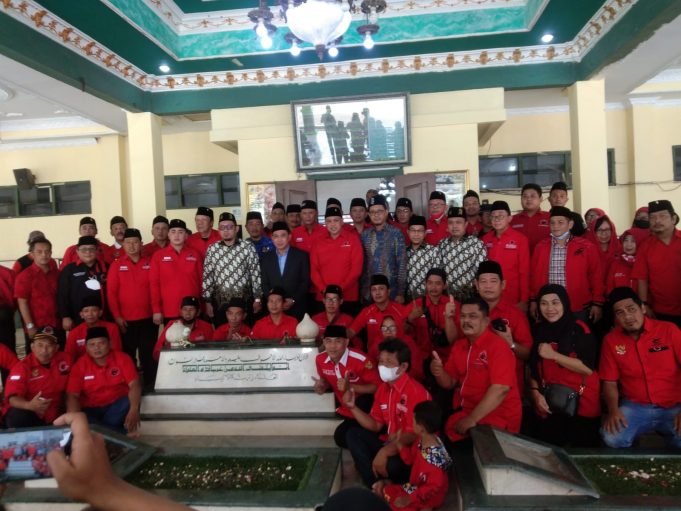 JAJARAN PENGURUS DPC PDI PERJUANGAN KOTA BEKASI BERZIARAH KE MAKAM PAHLAWAN NASIONAL KH.NUR ALI