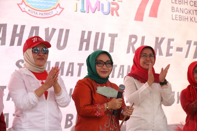 Peringatan HUT Kemerdekaan RI Ke 77, Wiwik Hargono Plt. Ketua TP PKK Kota Bekasi Hadiri Festival Budaya Patriot Bekasi Timur