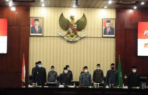 TRI ADHIANTO PLT. WALI KOTA BEKASI HADIRI RAPAT PARIPURNA PENYERAHAN LAPORAN KEUANGAN RANCANGAN ANGGARAN 2022-2023