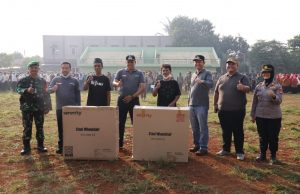 Tri Adhianto Plt.Wali Kota Bekasi Berikan Langsung Sejumlah Penghargaan di Apel Minggon Kecamatan Mustika Jaya