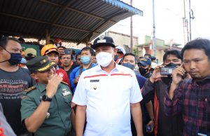 TRI ADHIANTO PLT. WALI KOTA TERJUN LANGSUNG KE LOKASI KEJADIAN KECELAKAAN KOTA BARU