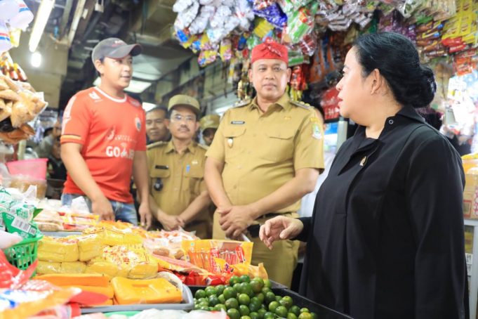 KETUA DPR RI PUAN MAHARANI DIDAMPINGI PLT.WALI KOTA BEKASI TRI ADHIANTO MENGUNJUNGI PONPES MAHASINA DAN PASAR PONDOK GEDE