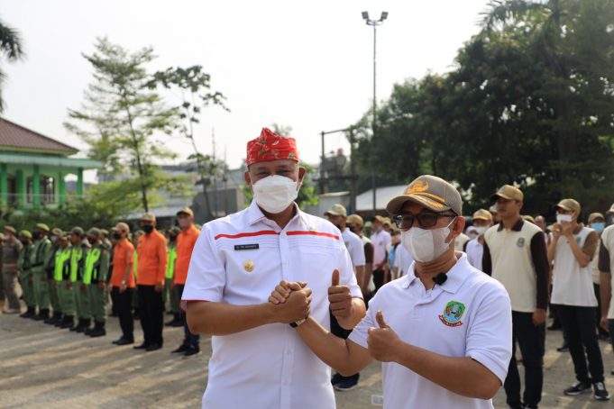 Tri Adhianto Plt. Wali Kota Bekasi Berikan Langsung Sejumlah Penghargaan di Apel Minggon Kecamatan Jatiasih