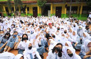SAMBUTAN GEMBIRA DARI SISWA SMA 8 ATAS KEHADIRAN TRI ADHIANTO ORANG NOMOR SATU DI KOTA BEKASI