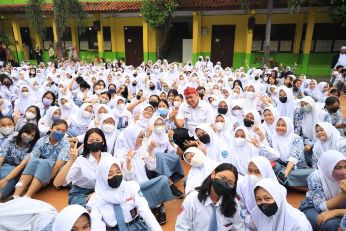 SAMBUTAN GEMBIRA DARI SISWA SMA 8 ATAS KEHADIRAN TRI ADHIANTO ORANG NOMOR SATU DI KOTA BEKASI