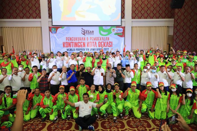 TRI ADHIANTO PLT. WALI KOTA BEKASI KUKUHKAN PARA ATLET YANG AKAN BERTANDING PORDA PROVINSI
