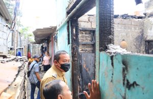TRI ADHIANTO PLT. WALI KOTA BEKASI BERI BANTUAN LANGSUNG KEPADA KORBAN KEBAKARAN DI PEKAYON