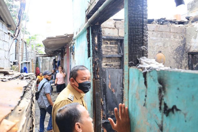 TRI ADHIANTO PLT. WALI KOTA BEKASI BERI BANTUAN LANGSUNG KEPADA KORBAN KEBAKARAN DI PEKAYON