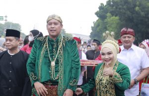 Plt Walkot Tri Adhianto Mesra Bersama Istri Di Hajatan Orang Bekasi Keren
