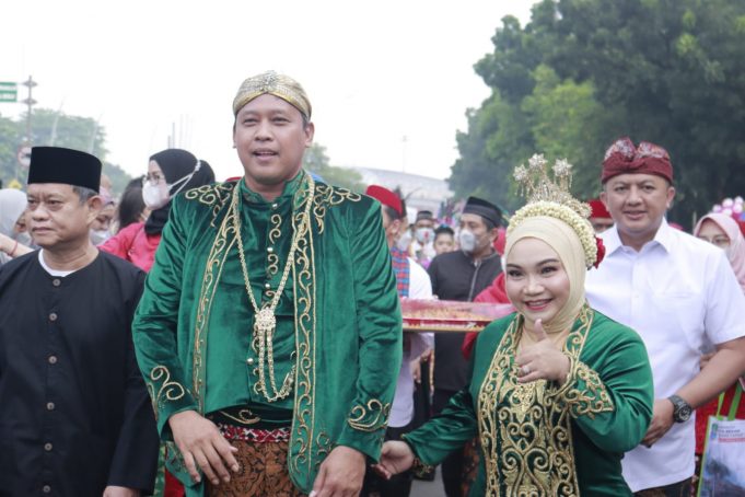 Plt Walkot Tri Adhianto Mesra Bersama Istri Di Hajatan Orang Bekasi Keren