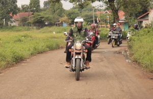 Berkendara dengan Sepeda Motor, Tri Adhianto Lakukan Monitoring Pembangunan di Kecamatan Bantargebang