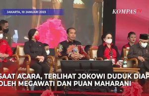 TERJUN PAYUNG SATGAS CAKRABUANA PDI PERJUANGAN MENJADI PUSAT PERHATIAN HUT 50 TAHUN PDI-P