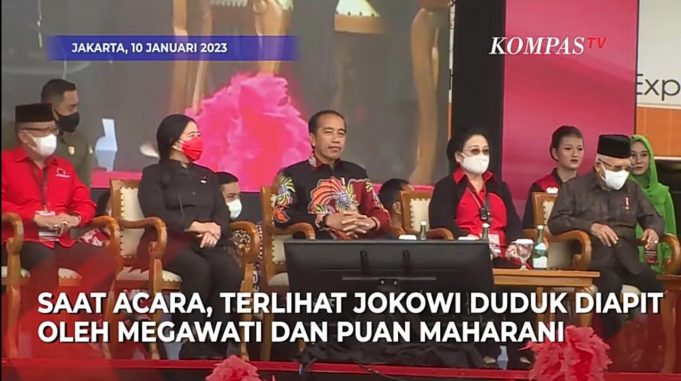 TERJUN PAYUNG SATGAS CAKRABUANA PDI PERJUANGAN MENJADI PUSAT PERHATIAN HUT 50 TAHUN PDI-P
