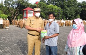 Upaya Peningkatan Ketahanan Pangan, Tri Adhianto Plt. Wali Kota Bekasi Memberikan Benih Kangkung Pada Kelompok Tani Saat Apel