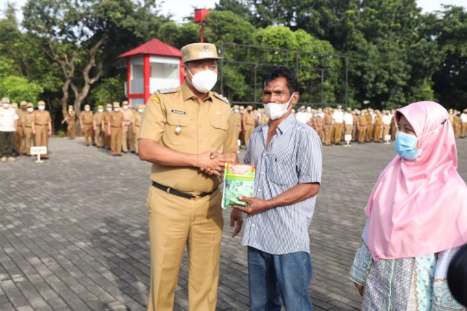 Upaya Peningkatan Ketahanan Pangan, Tri Adhianto Plt. Wali Kota Bekasi Memberikan Benih Kangkung Pada Kelompok Tani Saat Apel