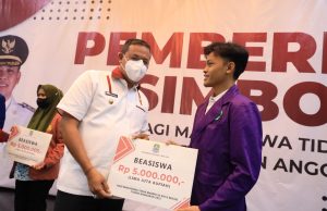 TRI ADHIANTO PLT. WALI KOTA BEKASI BERIKAN BEASISWA UNTUK MAHASISWA KURANG MAMPU
