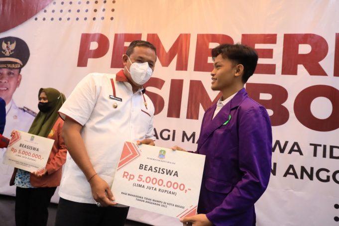 TRI ADHIANTO PLT. WALI KOTA BEKASI BERIKAN BEASISWA UNTUK MAHASISWA KURANG MAMPU