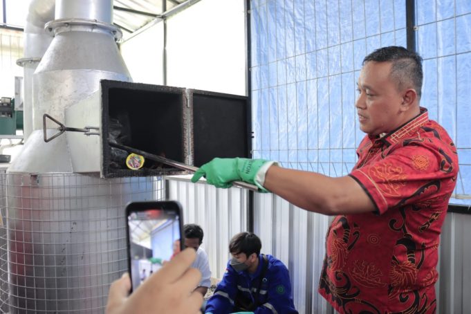 Tri Adhianto Plt.Wali Kota Bekasi Resmikan Mesin Pengolah Sampah, Solusi Mengurangi Volume Sampah di TPST