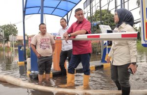 Tinjau Banjir di Area Bekasi Timur, Tri Adhianto Plt. Wali Kota Bekasi Kerahkan Petugas BMSDA