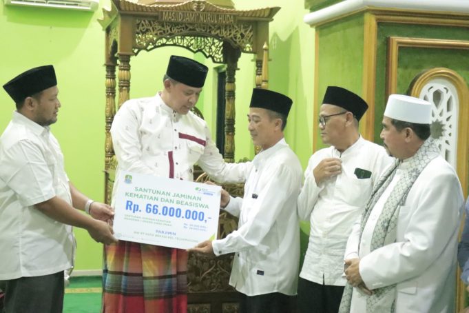 Tri Adhianto Plt.Wali Kota Bersama OPD Tarawih Keliling di 12 Kecamatan di Mulai Dari Masjid Nurul Huda RW 07 Kaliabang Tengah