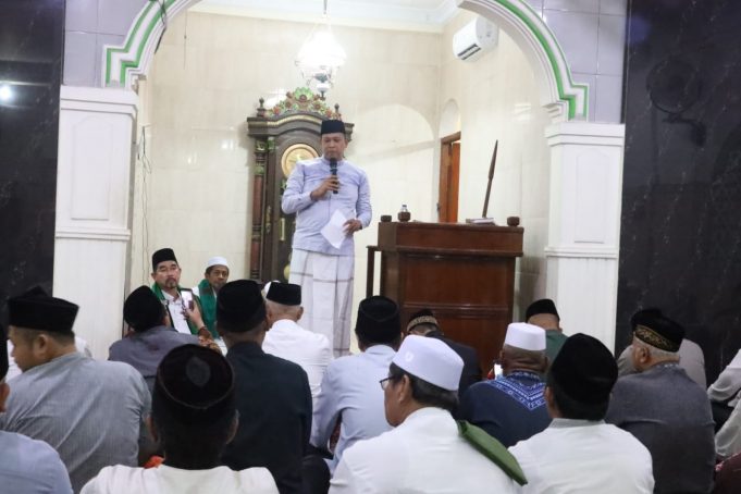 Tri Adhianto Plt. Wali Kota Hadiri Tarawih Keliling Di Masjid Al Ishlah Kampung Poncol Bekasi Timur