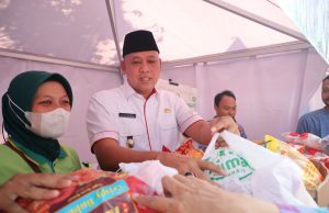 Tri Adhianto PLT Wali Kota Bekasi Mengunjungi Operasi Pasar Ramadhan di Halaman Kantor Kecamatan Bekasi Utara
