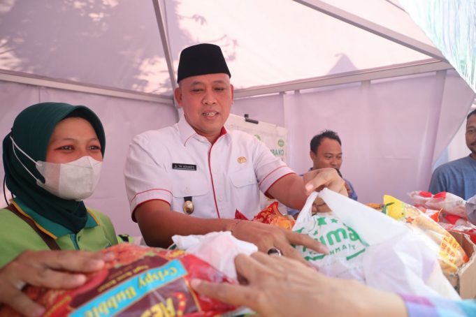 Tri Adhianto PLT Wali Kota Bekasi Mengunjungi Operasi Pasar Ramadhan di Halaman Kantor Kecamatan Bekasi Utara