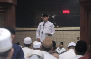 Malam Nuzulul Qur’an, Tri Adhianto Plt. Wali Kota Bekasi Shalat Tarawih Bersama Di Masjid Agung Al – Barkah Kota Bekasi