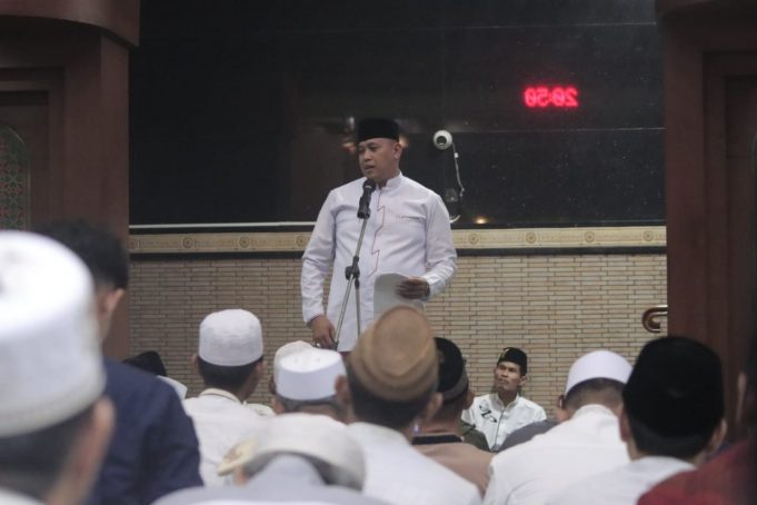 Malam Nuzulul Qur’an, Tri Adhianto Plt. Wali Kota Bekasi Shalat Tarawih Bersama Di Masjid Agung Al – Barkah Kota Bekasi
