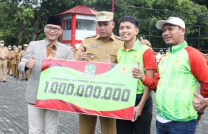 Pemkot Bekasi Serahkan Bonus kepada Kontingen Kota Bekasi Pada PORPROV Jabar XIV Tahun 2022 dan Penghargaan Lainnya