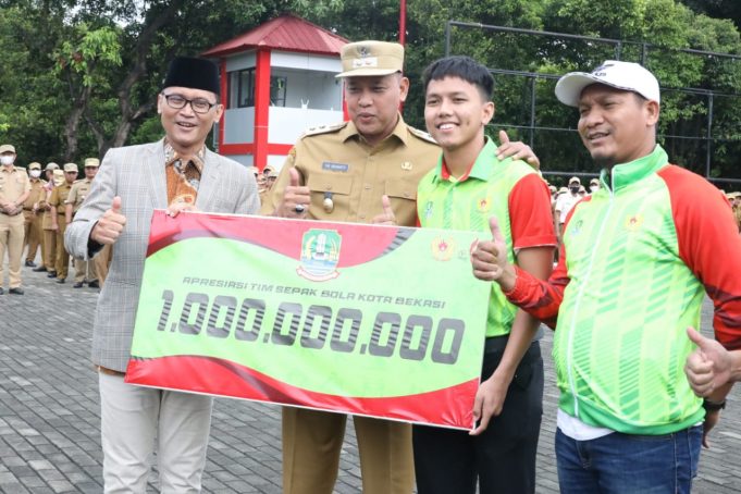 Pemkot Bekasi Serahkan Bonus kepada Kontingen Kota Bekasi Pada PORPROV Jabar XIV Tahun 2022 dan Penghargaan Lainnya