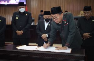 TRI ADHIANTO, PLT WALI KOTA BEKASI HADIRI SIDANG PARIPURNA DPRD KOTA BEKASI