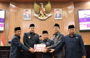 Tri Adhianto Plt. Wali Kota Bekasi Hadiri Rapat Paripurna DPRD Penyampaian Rancangan Perda Kota Bekasi dan Pertanggung Jawaban Pelaksanaan APBD Kota Bekasi