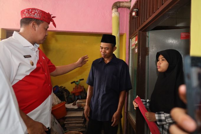 TRI ADHIANTO PLT, WALI KOTA BEKASI LANGSUNG BERIKAN IJAZAH YANG TERTAHAN SATU TAHUN