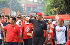 Tri Adhianto Plt. Wali Kota Bekasi dan Warga Masyarakat Bantargebang Antusias Jalan Santai