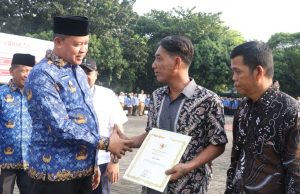 Tri Adhianto Plt. Wali Kota Lepas Petugas Pemotongan Hewan Qurban Serta Berikan Beberapa Penghargaan