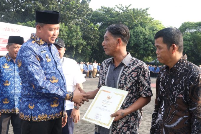 Tri Adhianto Plt. Wali Kota Lepas Petugas Pemotongan Hewan Qurban Serta Berikan Beberapa Penghargaan