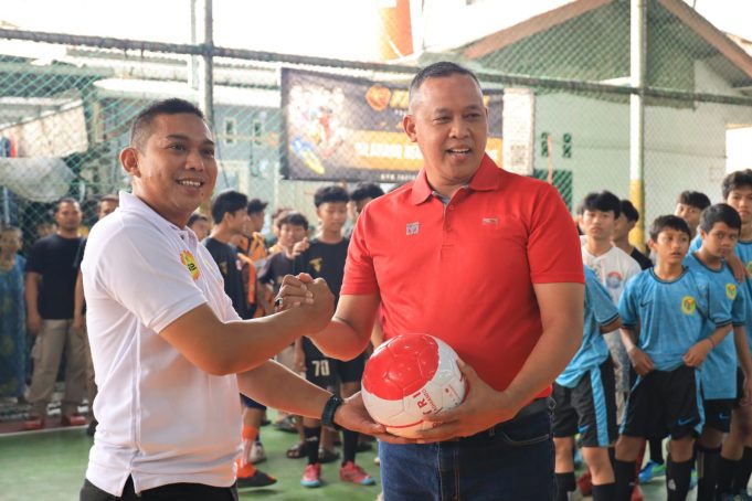 Tri Adhianto Plt. Wali Kota Bekasi Beri Hadiah Sebagai Bentuk Apresiasi Turnamen Di RW 02 Kelurahan Bintara Bekasi Barat