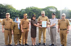 Apel Pagi Hari ini dirangkai Penyerahan Beberapa Penghargaan dan Penyerahan Sertifikat Aset Milik Pemerintah Kota Bekasi