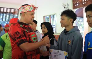 TRI ADHIANTO PLT, WALI KOTA BEKASI SERAHKAN PIAGAM POPDA JABAR