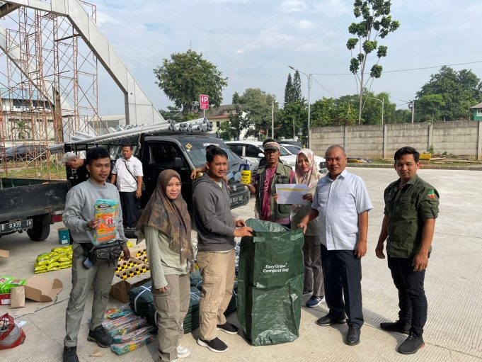 LH Pemkot Bekasi Berikan Sarpras Pendukung Program Kampung Iklim Kepada 9 RW