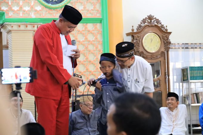 Tri Adhianto Plt. Wali Kota Bekasi Hadiri Santunan Anak Yatim Dari Gabungan DKM se-Kayuringin Jaya