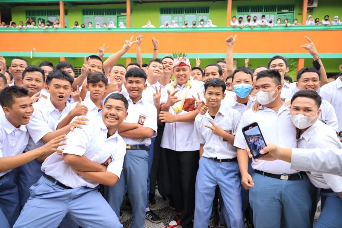 Tanamkan Rasa Nasionalisme Kepada Peserta Didik, Tri Adhianto Plt. Wali Kota Bekasi Kembali Bagikan Materi Wawasan Kebangsaan